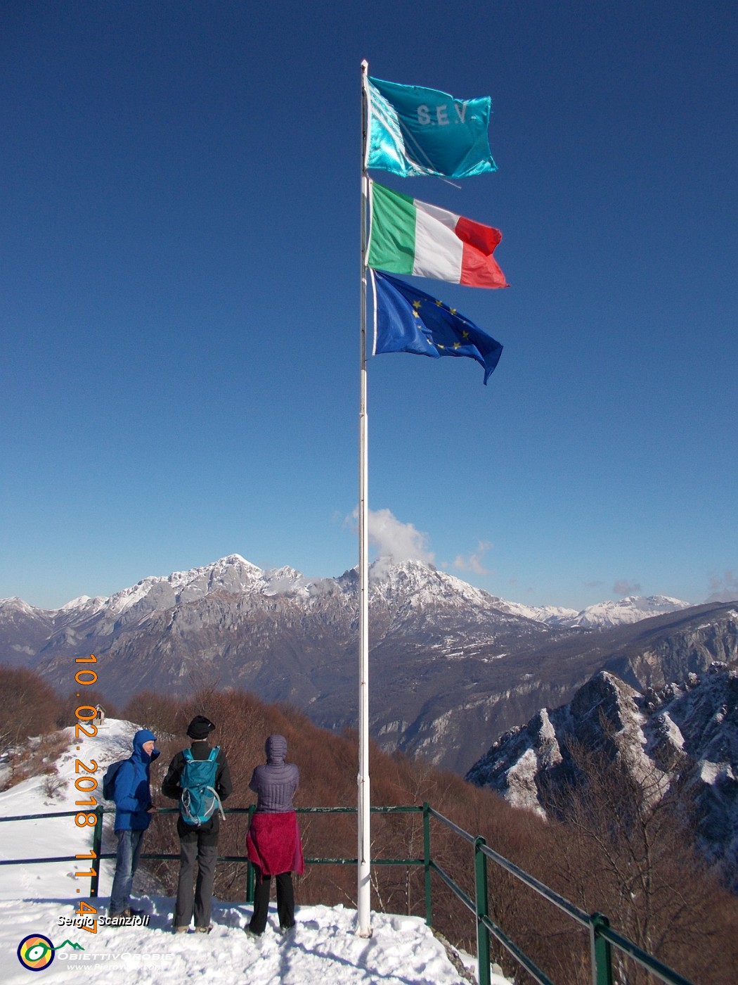 31 BANDIERE E MONTAGNE.JPG
